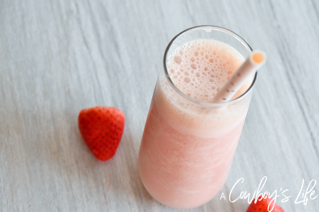 How to make a Peanut Butter Strawberry Pineapple Smoothie #smoothie #peanutbuttersmoothie #strawberrysmoothie