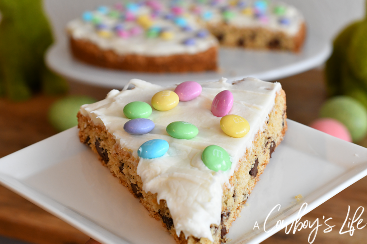 This Easter Chocolate Chip Cookie Pizza recipe is the perfect spring dessert #easterdessert #cookiepizza #dessert