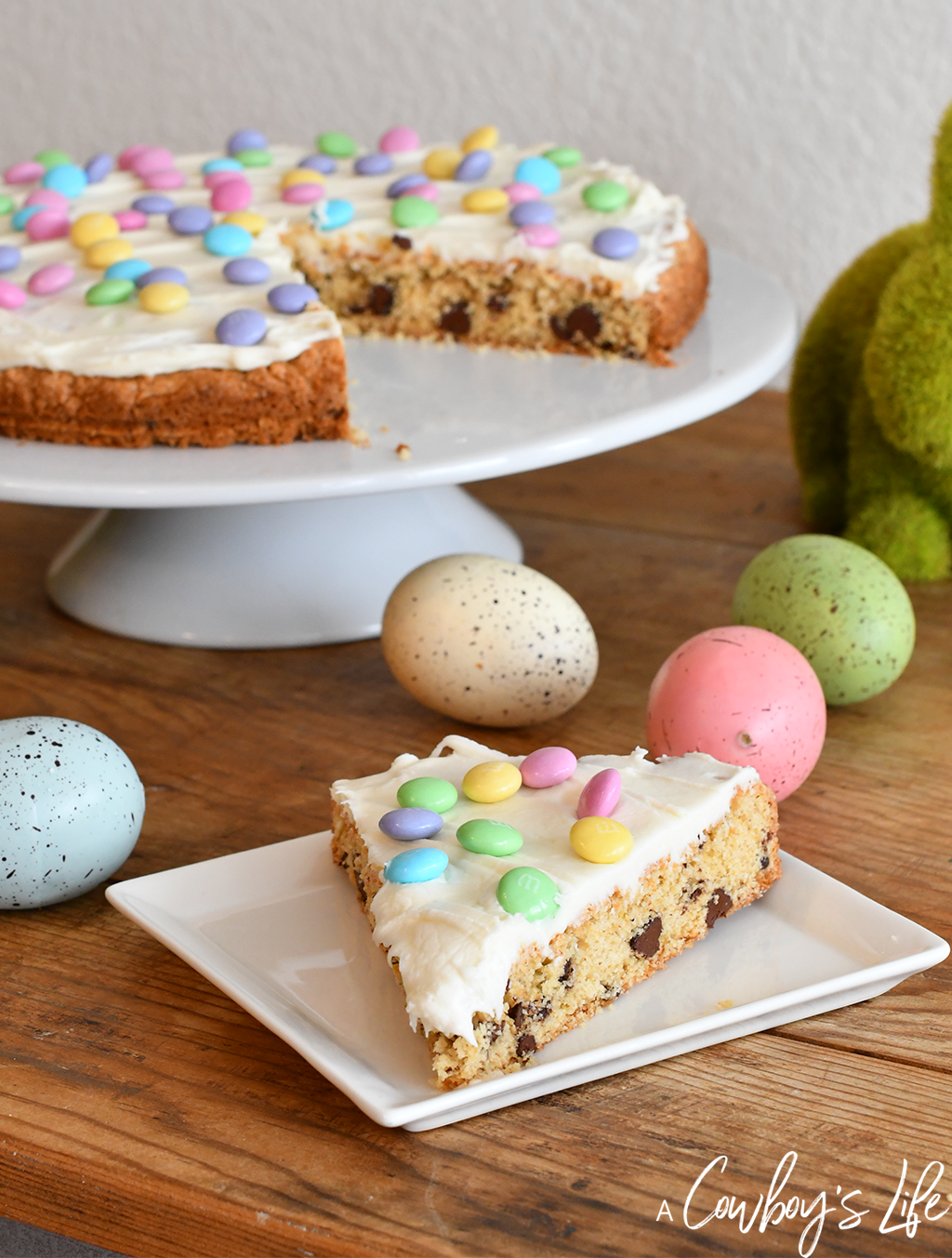 This Easter Chocolate Chip Cookie Pizza recipe is the perfect spring dessert #easterdessert #cookiepizza #dessert