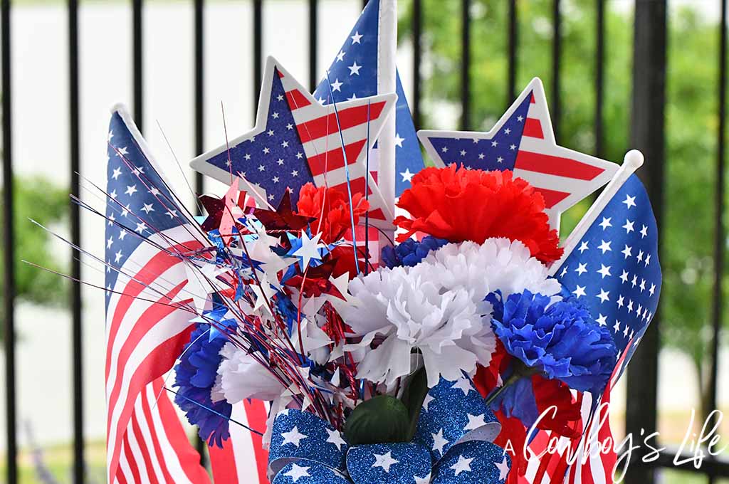 Dollar Tree Patriotic Centerpiece | 4th of July | 4th of July crafts | Independence Day | Patriotic Crafts #4thofJuly #festivecrafts #homecrafts 