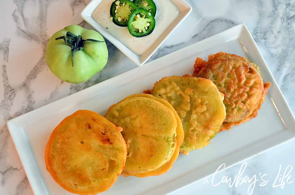 Fried Green Tomatoes | Tomato Recipes | Southern Recipes | Side Dishes #friedgreentomatoes #tomatoes #tomatorecipes