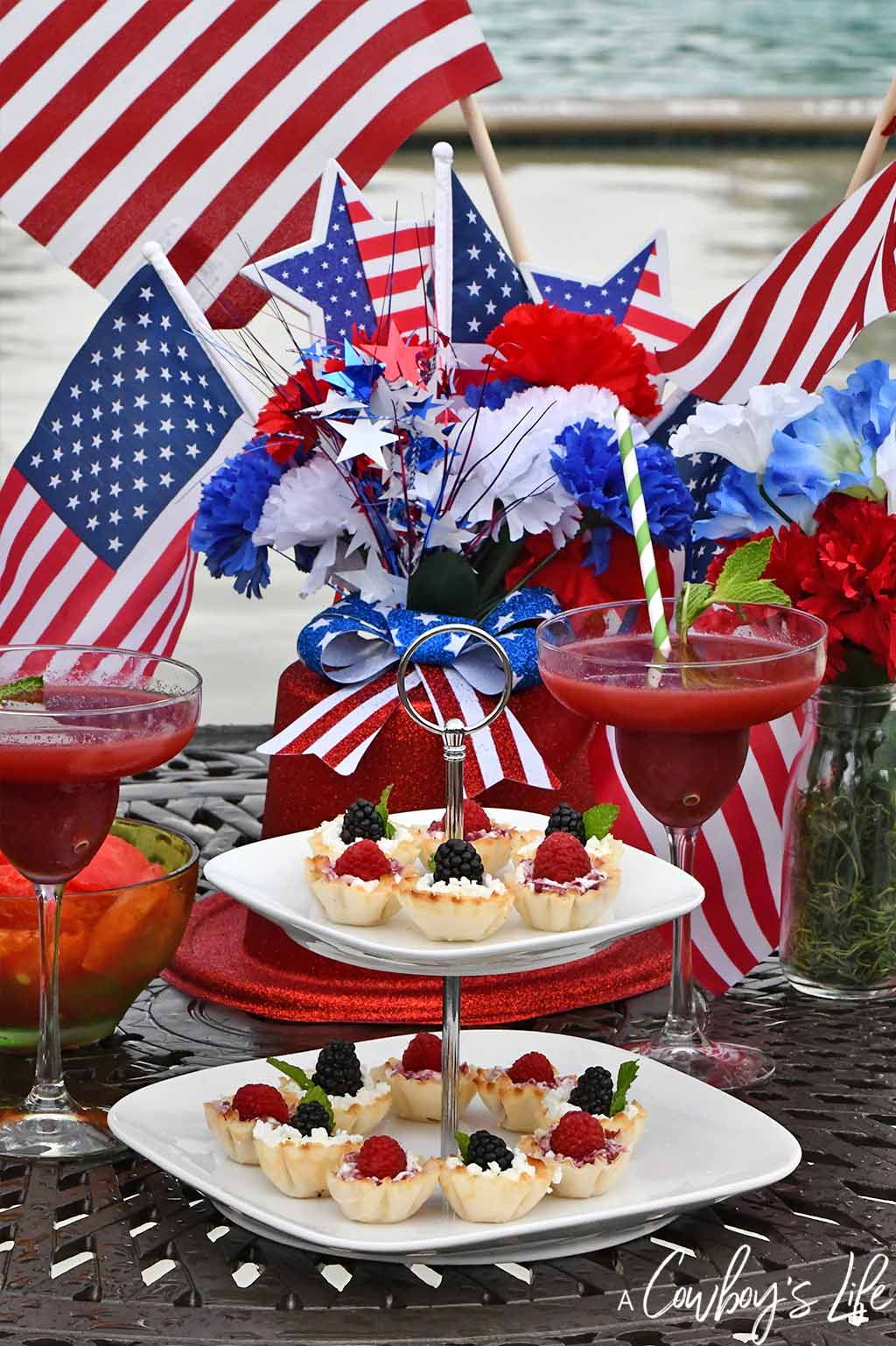 Dollar Tree Patriotic Centerpiece | 4th of July | 4th of July crafts | Independence Day | Patriotic Crafts #4thofJuly #festivecrafts #homecrafts 