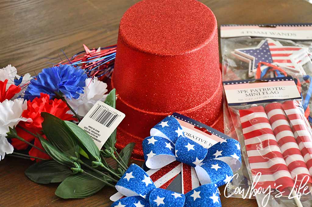 Dollar Tree Patriotic Centerpiece | 4th of July | 4th of July crafts | Independence Day | Patriotic Crafts #4thofJuly #festivecrafts #homecrafts 