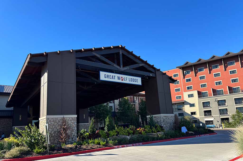 Great Wolf Lodge Grapevine, Texas offers lots of options for teenager guests.  